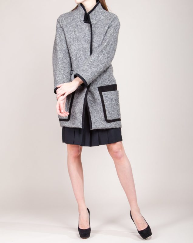 Grey tweed coat na may black suede accent