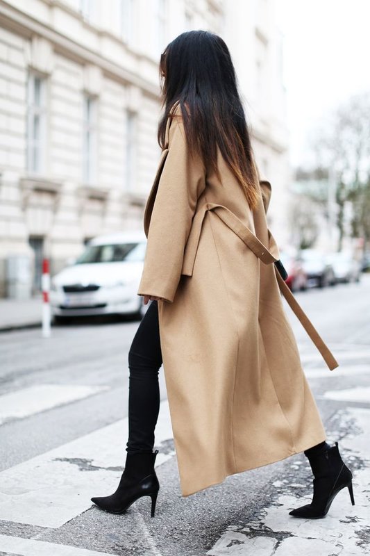 Overcoat ng beige na may leggings