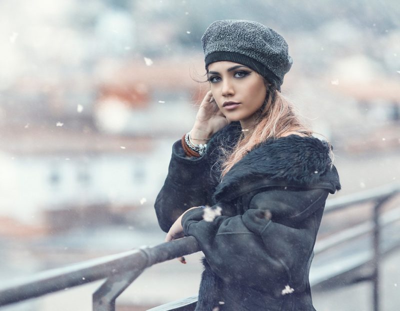 Fille en manteau en peau de mouton