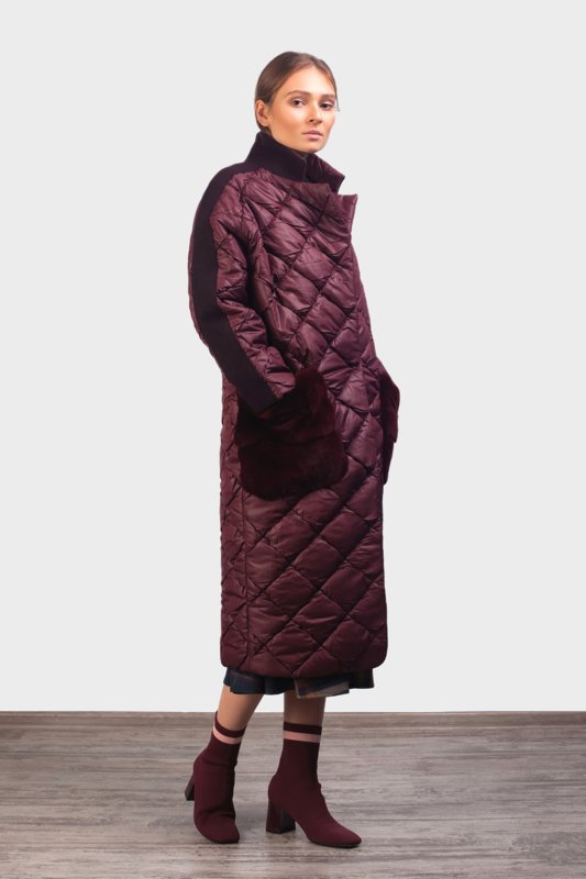 Oversized quilted coat na may mga bulsa ng balahibo at mga accent ng suede