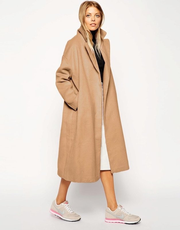 Beige na sobrang overcoat