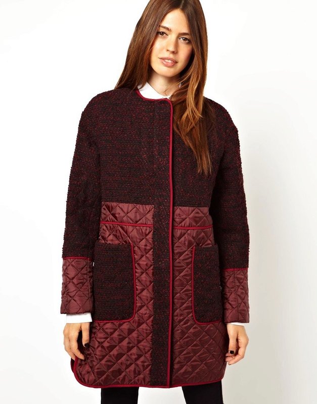 Ang Burgundy coat na may mga quilted na pagsingit sa mga manggas at hem