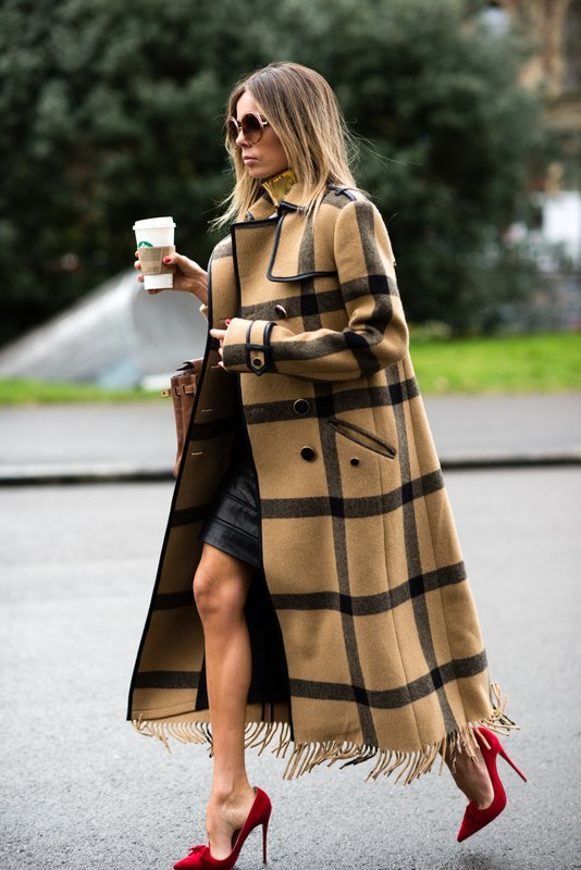 Long check coat na may mini dress