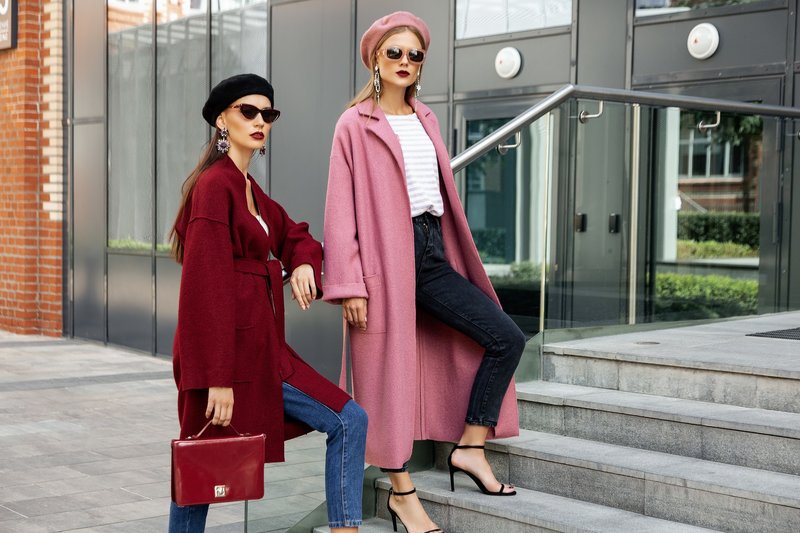 Cardigan rouge avec une ceinture