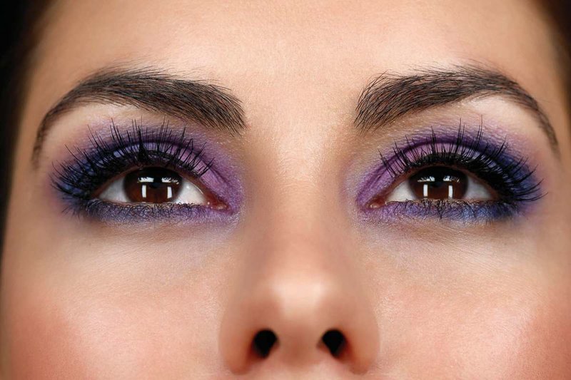 Purple makeup para sa brown-eyed brunette