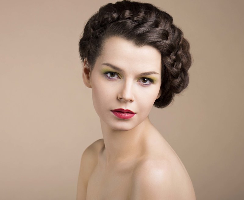 Fille avec une haute coiffure et une jante tresse