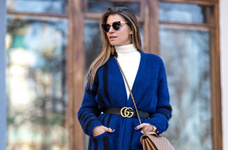 Cardigan bleu avec une ceinture