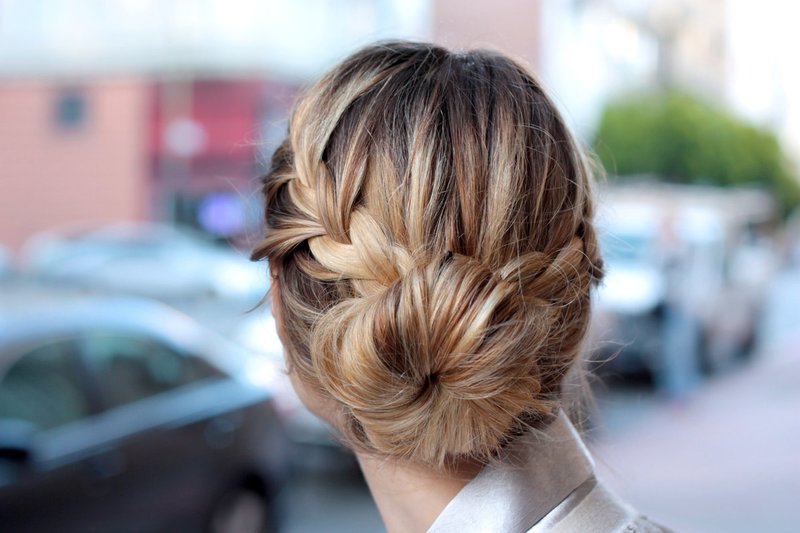 Fille avec un chignon et tresses