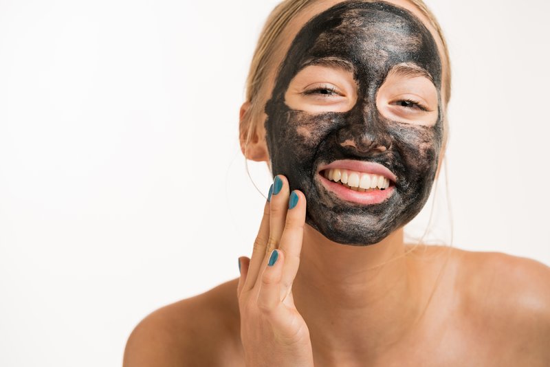 Fille avec un masque de charbon actif