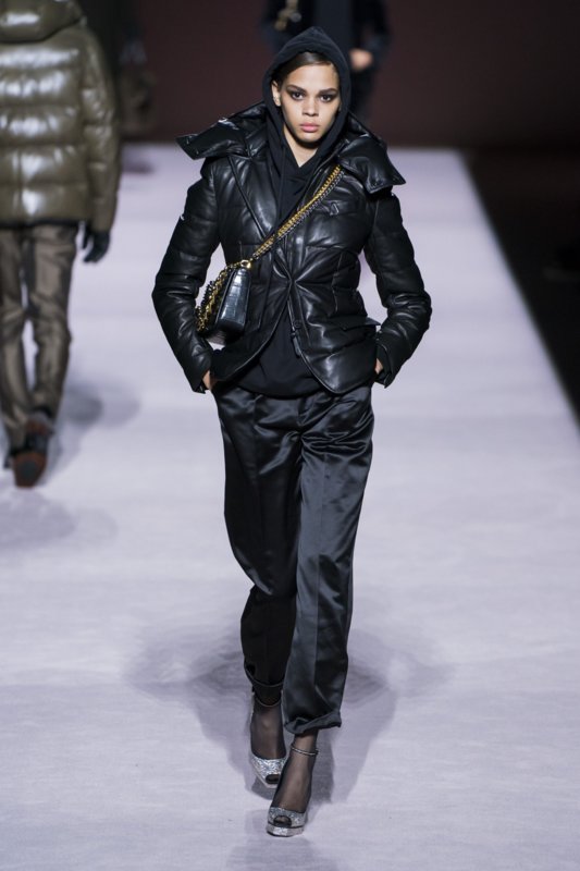 Itim na down jacket na si Tom Ford