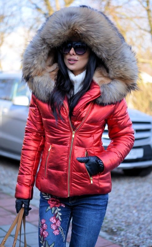 Red down jacket na may balahibo