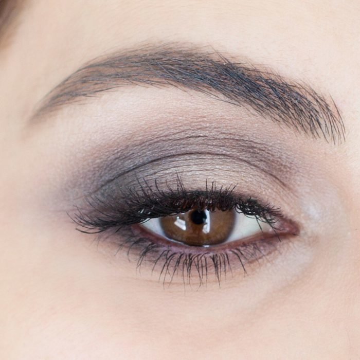 Maquillage de jour délicat pour les yeux bruns