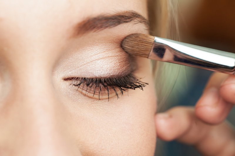 Maquillage pour les blondes aux yeux marron