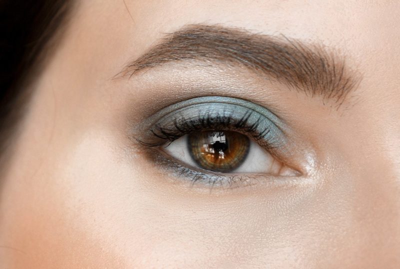 Maquillage de printemps pour les yeux bruns