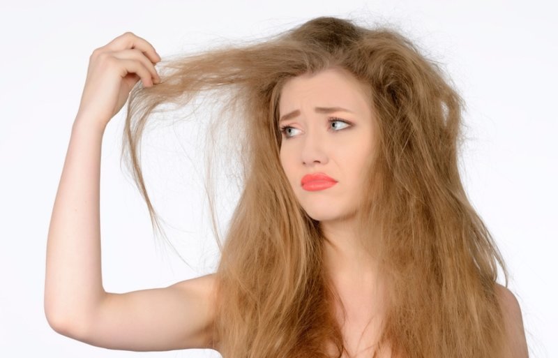 Les cheveux secs sont restaurés avec du miel