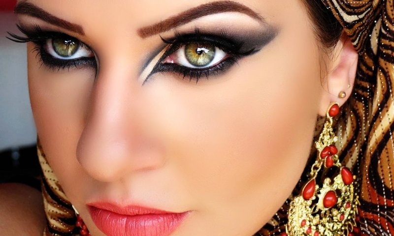 Oriental makeup para sa berdeng mata