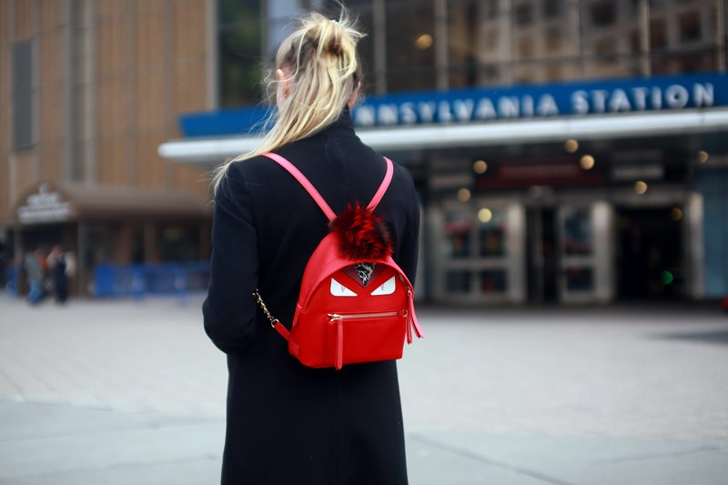 Orihinal na backpack para sa tagsibol