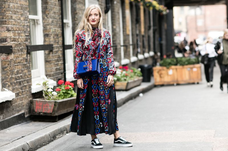 Fille habillée dans un style boho.