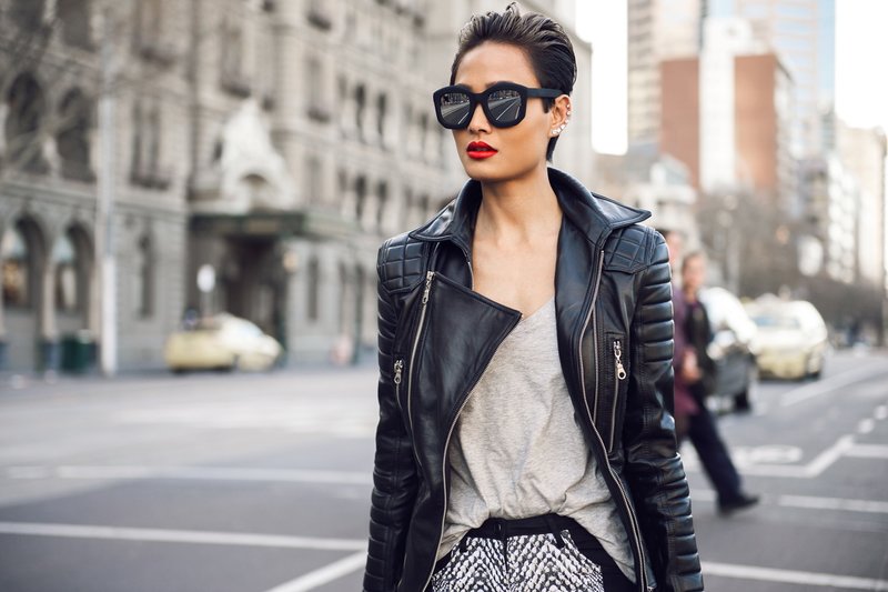 Belle fille à la mode des lunettes