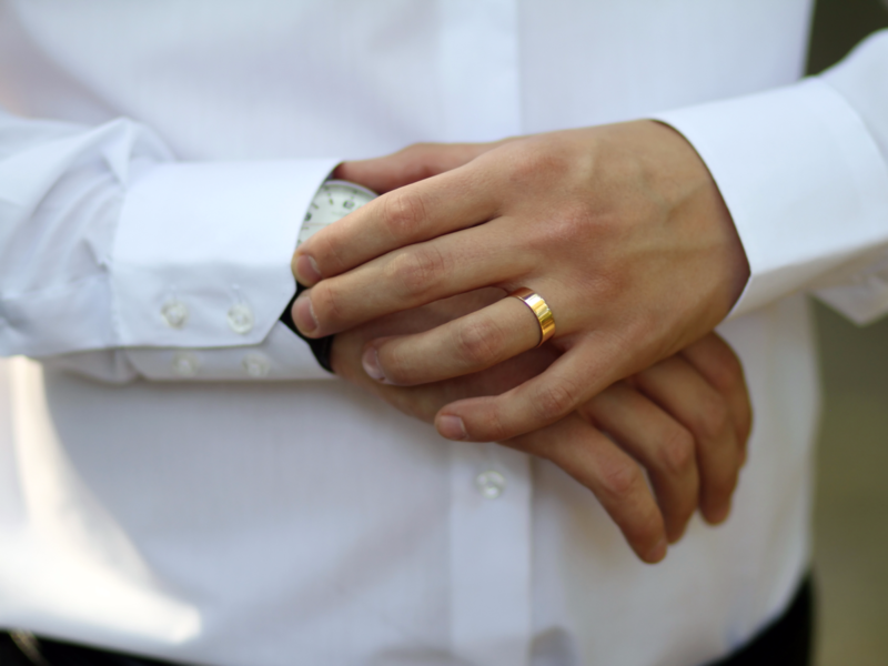 Bague de fiançailles classique sur un homme