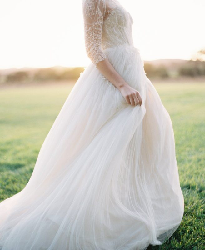 Enceinte dans une magnifique robe de mariée