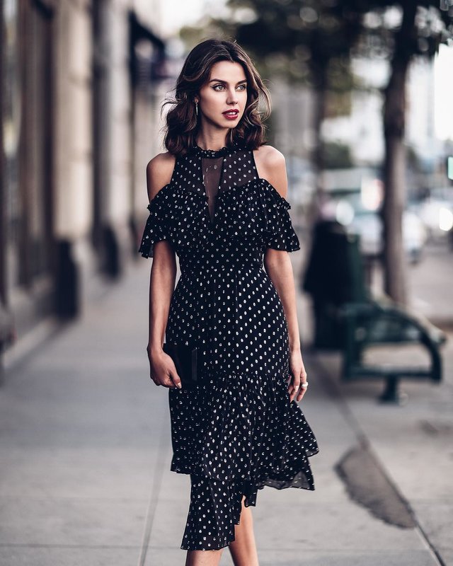 Robe noire à pois avec volants