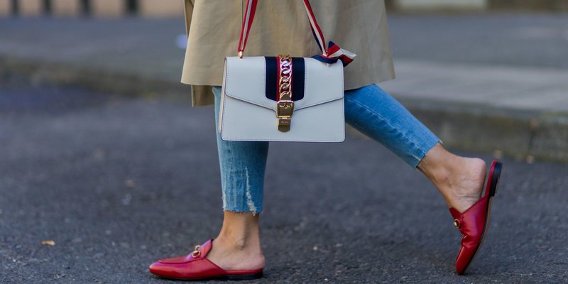 Mocassins rouges sans toile de fond