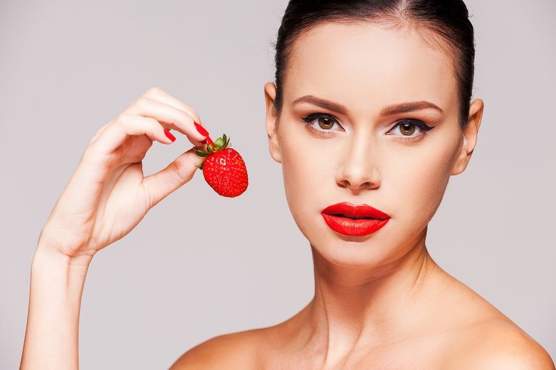 Fille détient des fraises