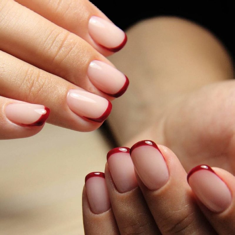 Manucure française pour ongles courts