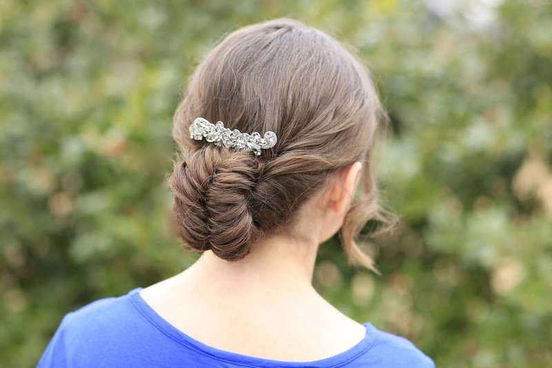 Coiffure insolite avec un peigne