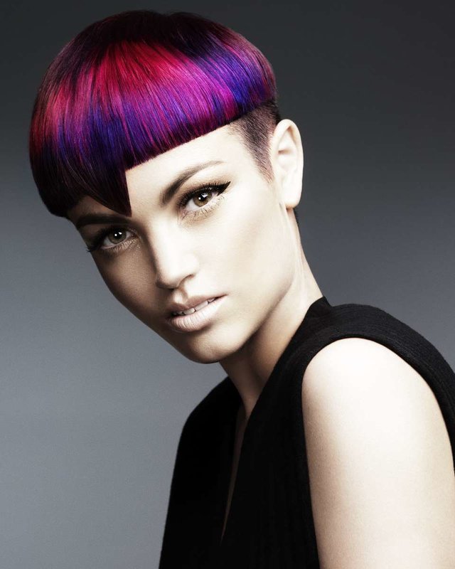 Fille avec une coupe de cheveux page et frange frisée