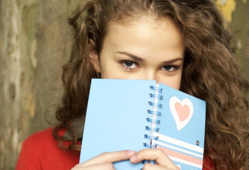 Fille avec un journal