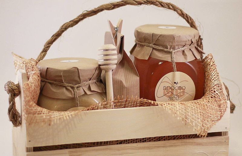 Boîte en bois avec un ensemble de miel