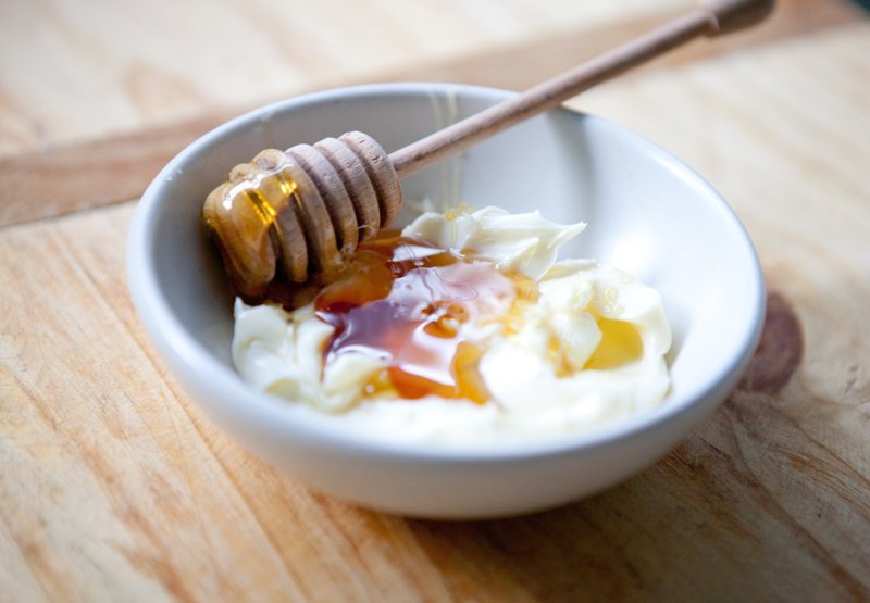 Masques de cuisine à la crème et au miel naturel