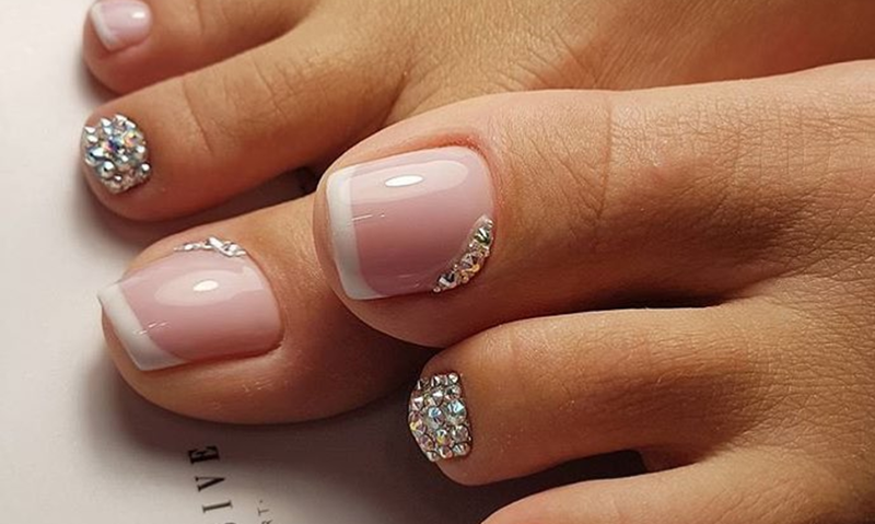 Mga klasikong dyaket na may rhinestones