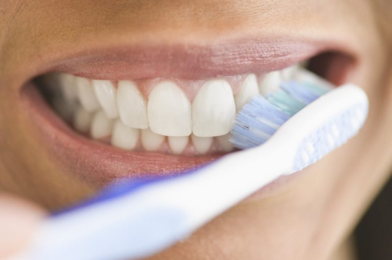 Se brosser les dents dans un rêve