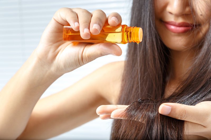 Mag-apply ng jojoba oil sa mga dulo ng buhok