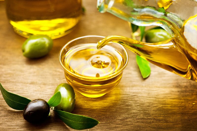 Huile de jojoba dans un récipient transparent