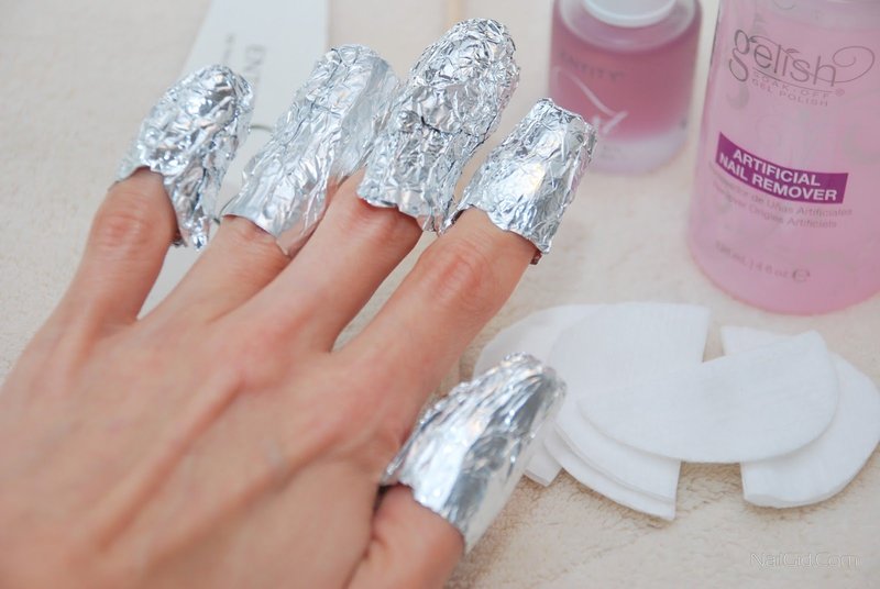 Tinatanggal ang gel polish na may acetone at foil