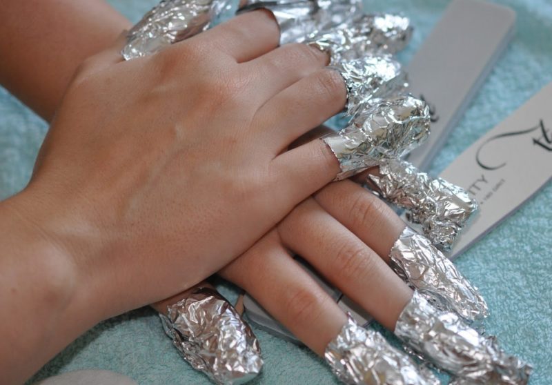 Foil compress para sa pagtanggal ng gel polish