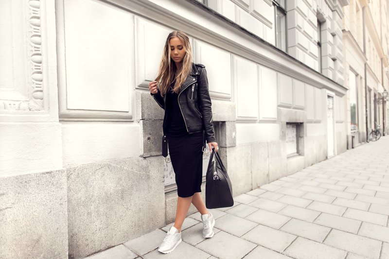 Look à la mode avec des baskets blanches