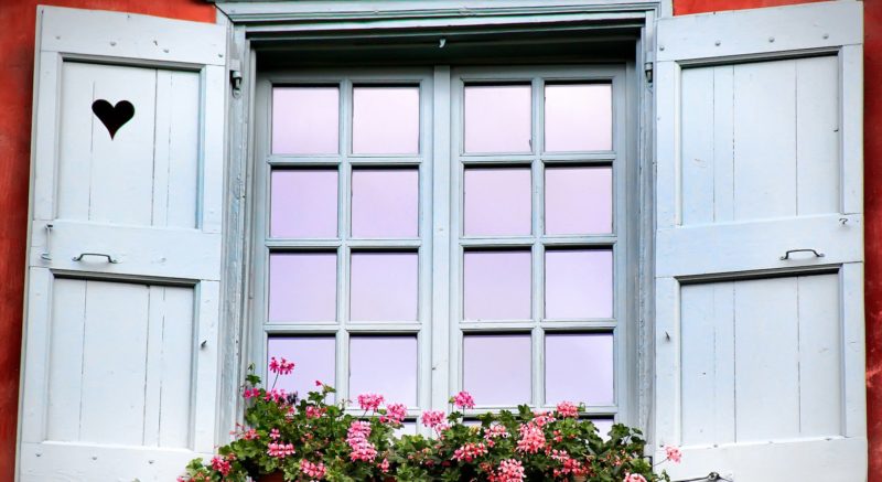 Window na may bukas na mga shutter