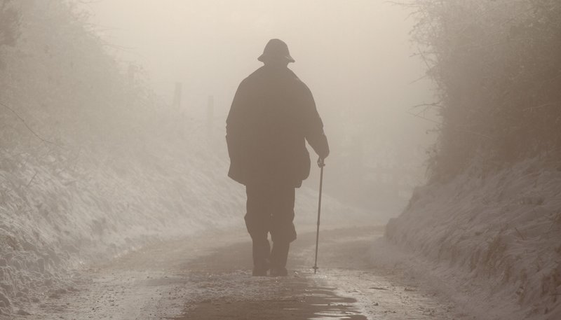 Homme dans le brouillard en rêve