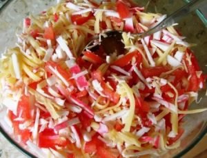 Salade De Mer Rouge Avec Des Bâtons De Crabe