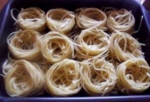 Pasta nests na may tinadtad na karne