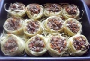 Pasta nests na may tinadtad na karne