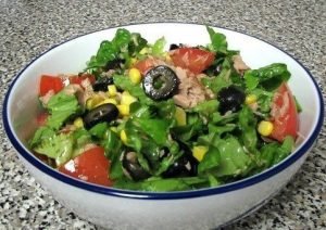 Salad na may de-latang tuna at gulay