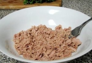 Salad na may de-latang tuna at gulay