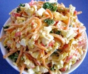 Ang salad na may karot, keso at mga crab sticks