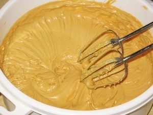 Gâteau dans une casserole avec du lait concentré